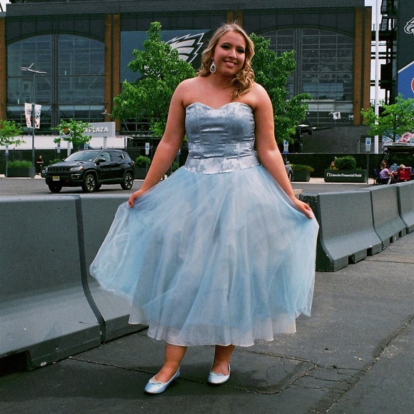Taylor Swift Blue Dress - Picture 2 of 6
